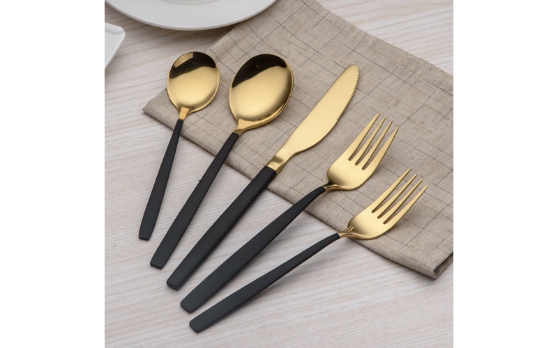 Stainless steel flatware set